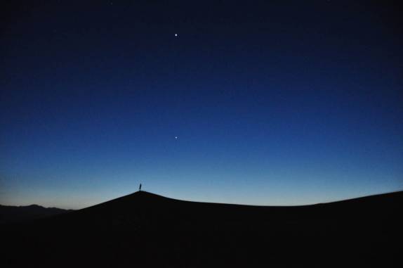 Com Júpiter e Vênus sobre uma das dunas de 'Mesquite Dunes', no Death Valley National Park, na Califórinia - EUA